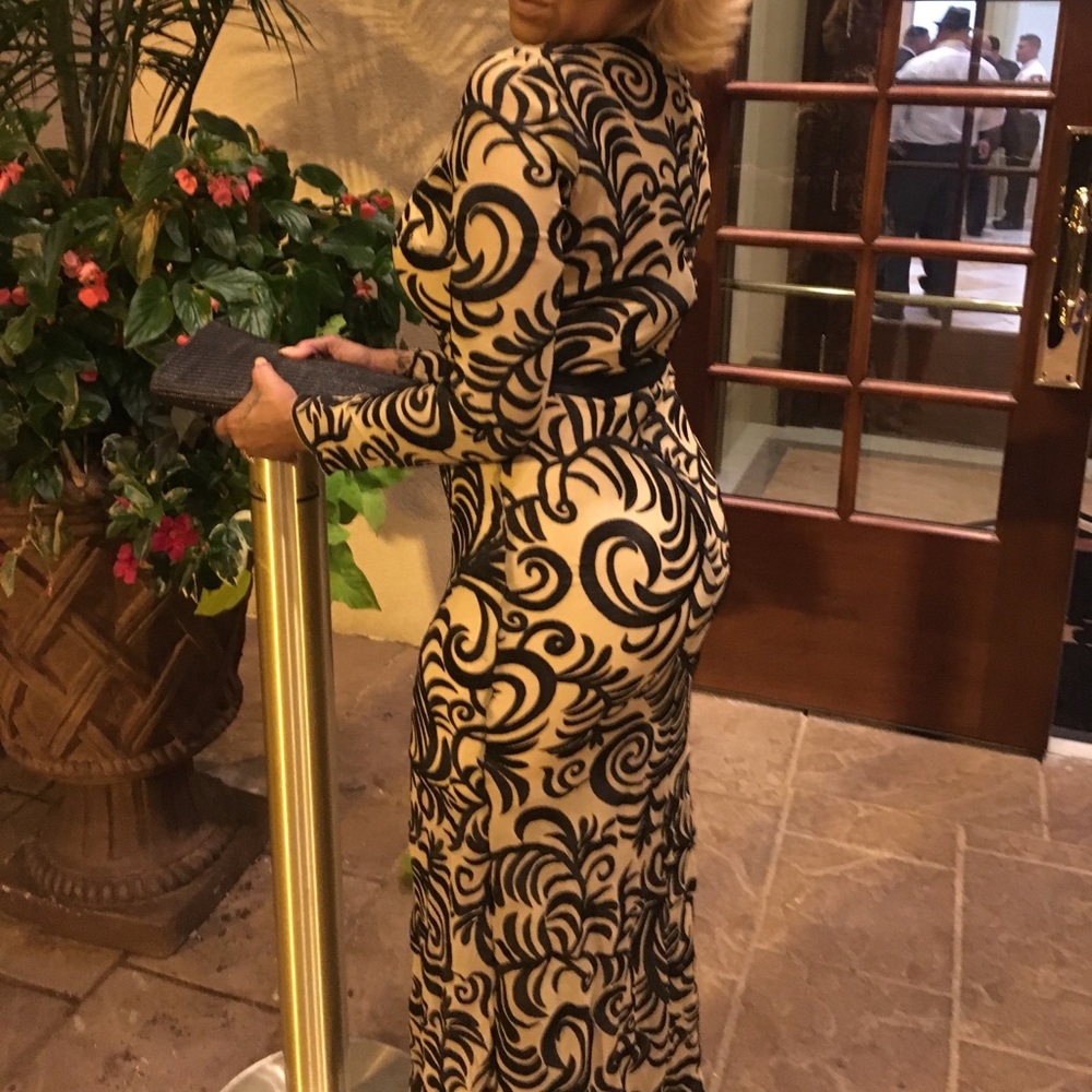 Nude and black evening gown size small/6